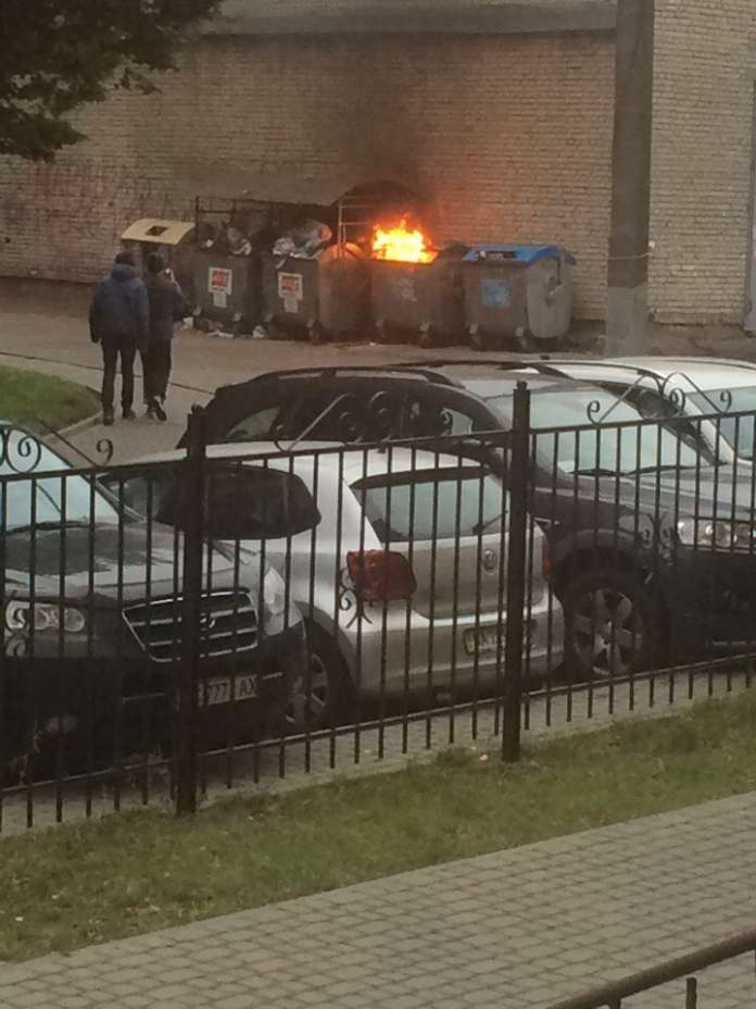 У Львові підпалили контейнери зі сміттям (Фото) У Львові підпалили контейнери зі сміттям (Фото)