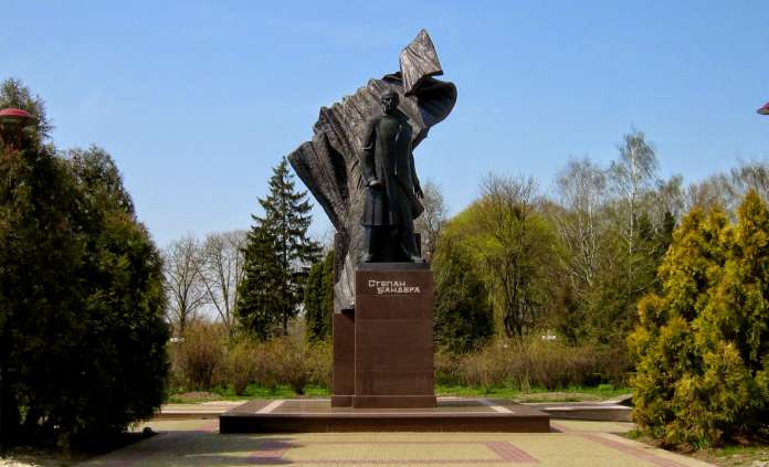Бандера на п’єдесталі: скільки насправді в Україні пам’ятників провіднику ОУН (інфографіка) Бандера на п’єдесталі: скільки насправді в Україні пам’ятників провіднику ОУН (інфографіка)