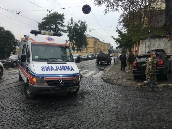 На Личаківській автомобіль швидкої допомоги зіткнувся з легковиком (Фото)