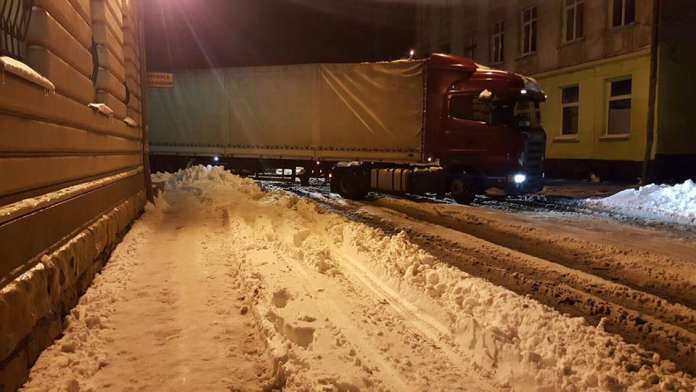 Неподалік центру у Львові застрягла вантажівка (фото) Неподалік центру у Львові застрягла вантажівка (фото)