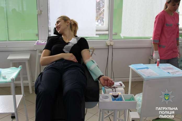 Львівські патрульні здали кров для хворих дітей та постраждалих у ДТП Львівські патрульні здали кров для хворих дітей та постраждалих у ДТП