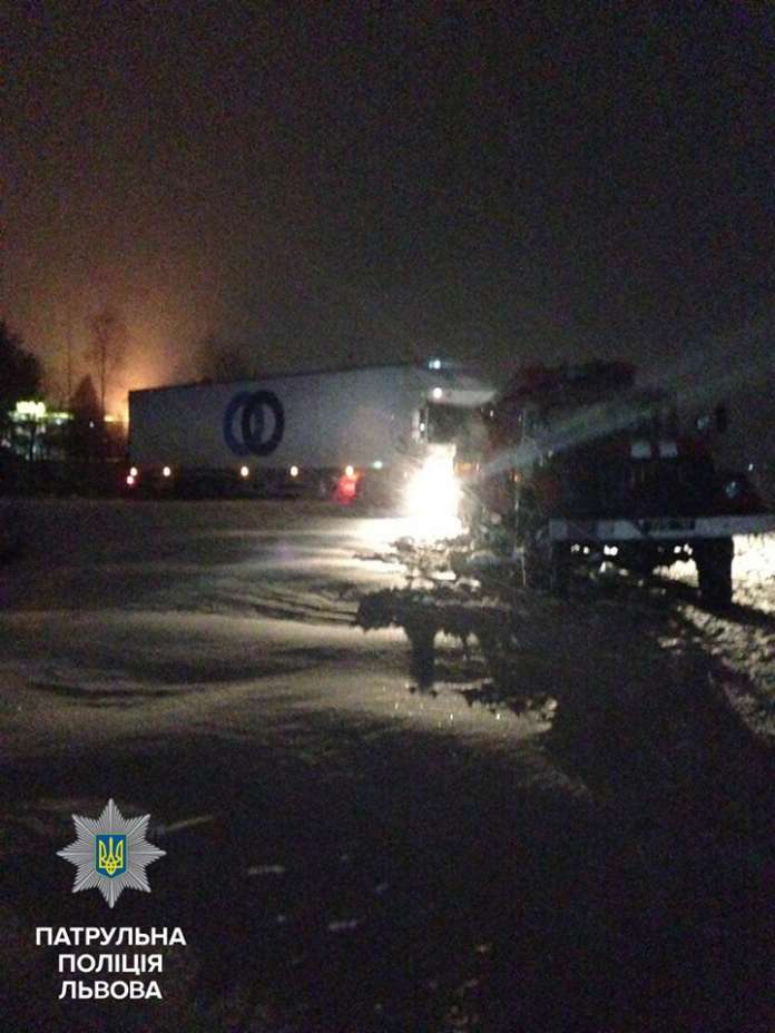 Патрульні допомогли витягнути вантажівку із снігового полону (Фото) Патрульні допомогли витягнути вантажівку із снігового полону (Фото)