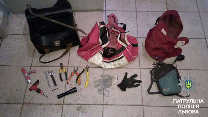 У Львові затримали підозрюваних в крадіжках номерних знаків У Львові затримали підозрюваних в крадіжках номерних знаків
