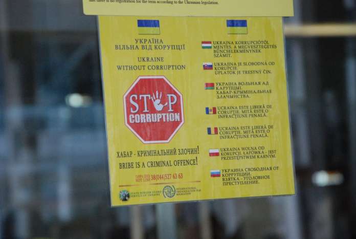 На кордоні затримали українця, що намагався дати хабар прикордоннику На кордоні затримали українця, що намагався дати хабар прикордоннику