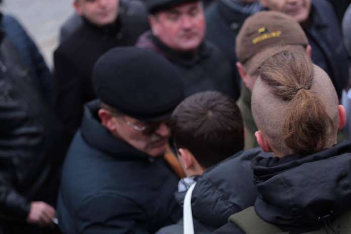 У Львові сталася сутичка під час акції проти вирубки лісів (Фото) У Львові сталася сутичка під час акції проти вирубки лісів (Фото)