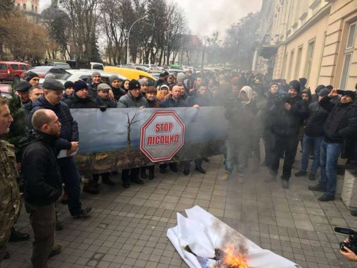 «Патріоти на війну, а я собі ліс краду»: у Львові спалили маски головних лісорубів (Фото) «Патріоти на війну, а я собі ліс краду»: у Львові спалили маски головних лісорубів (Фото)