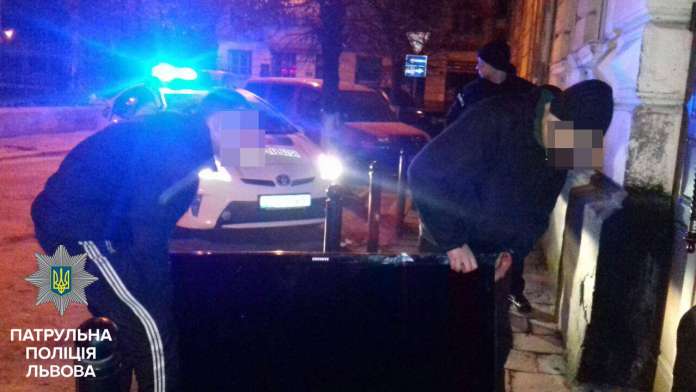 У Львові затримали чоловіків з плазмовим телевізором, котрі несли його до відділу поліції У Львові затримали чоловіків з плазмовим телевізором, котрі несли його до відділу поліції