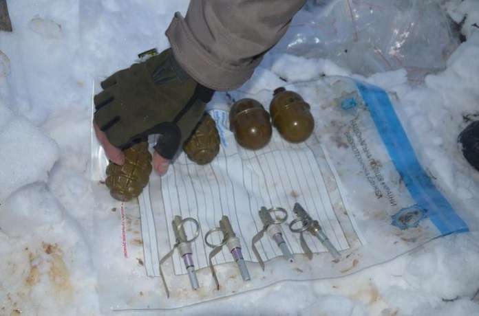 На околиці Івано-Франківська знайшли три схованки зі зброєю На околиці Івано-Франківська знайшли три схованки зі зброєю