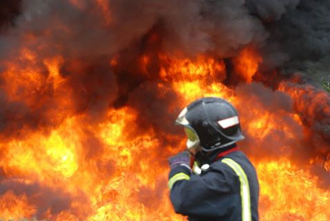 На Львівщині вогонь знищив гараж разом з 2 автомобілями