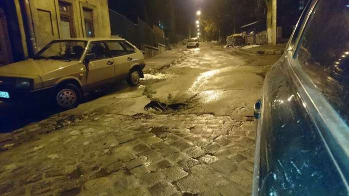 У Львові провалилася частина дороги (Фото) У Львові провалилася частина дороги (Фото)