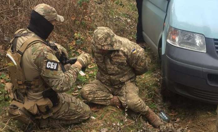 На Львівщині два капітани підзаробляли продажем зброї та боєприпасів (фото) На Львівщині два капітани підзаробляли продажем зброї та боєприпасів (фото)