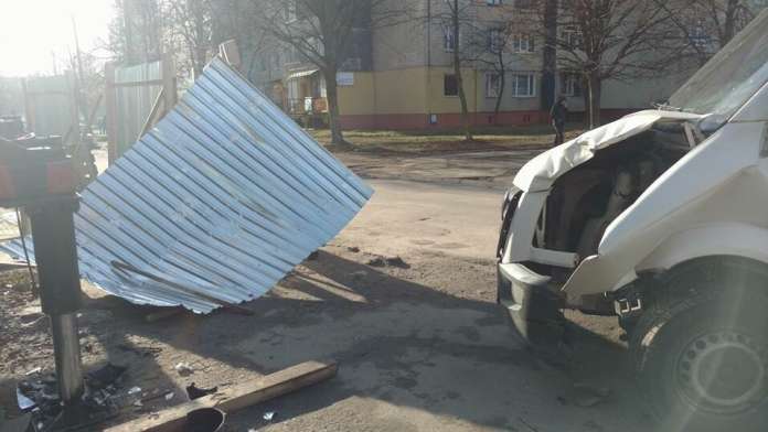 Знесений паркан і побитий автомобіль. У Львові п’яний водій не впорався з керуванням (Фото)