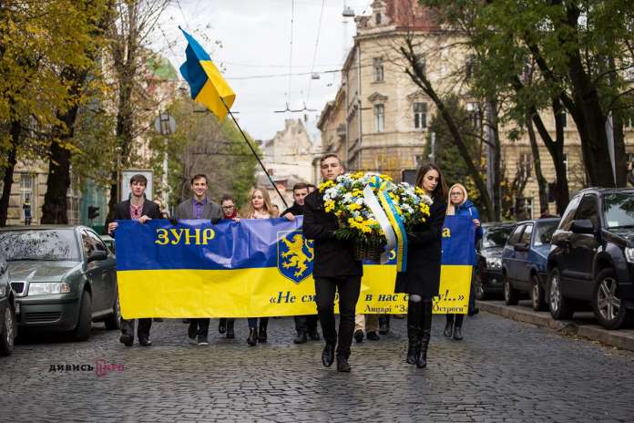 У Львові сьогодні виставили «блокпост» з броньовиком з нагоди 98-річчя проголошення ЗУНР У Львові сьогодні виставили «блокпост» з броньовиком з нагоди 98-річчя проголошення ЗУНР