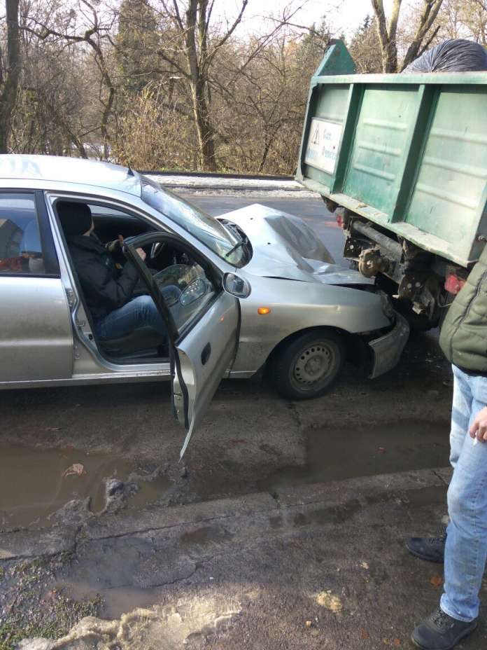У Львові легковик наздогнав вантажівку (Фото) У Львові легковик наздогнав вантажівку (Фото)