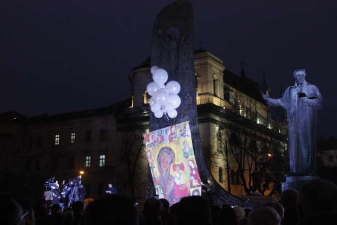 На місці львівського Євромайдану у небо підняли панно-оберіг Пресвятої Богородиці (Фото) На місці львівського Євромайдану у небо підняли панно-оберіг Пресвятої Богородиці (Фото)