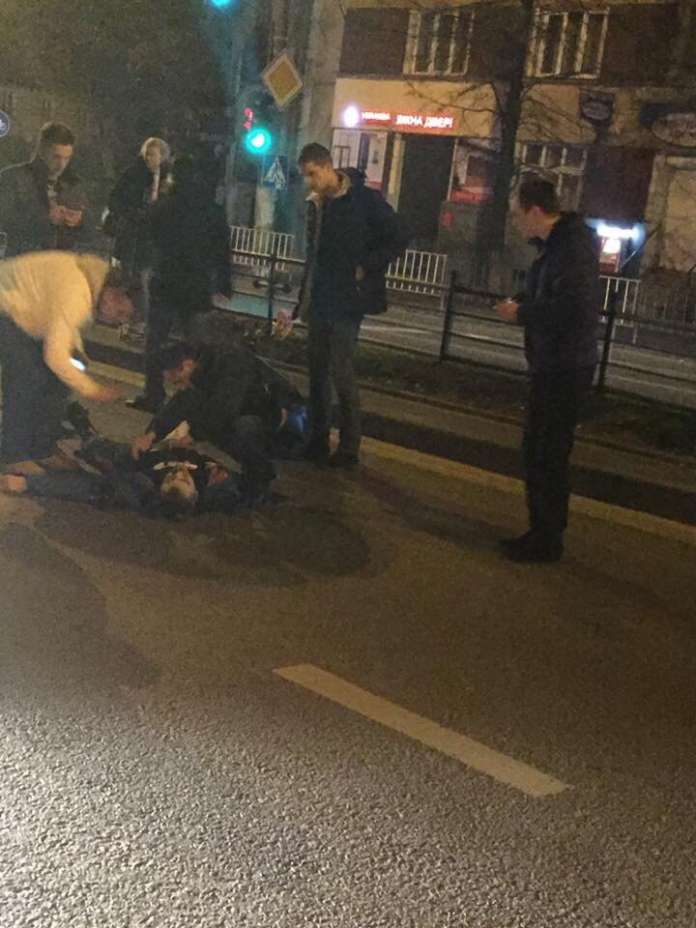 У Львові автомобіль збив чоловіка (Фото) У Львові автомобіль збив чоловіка (Фото)