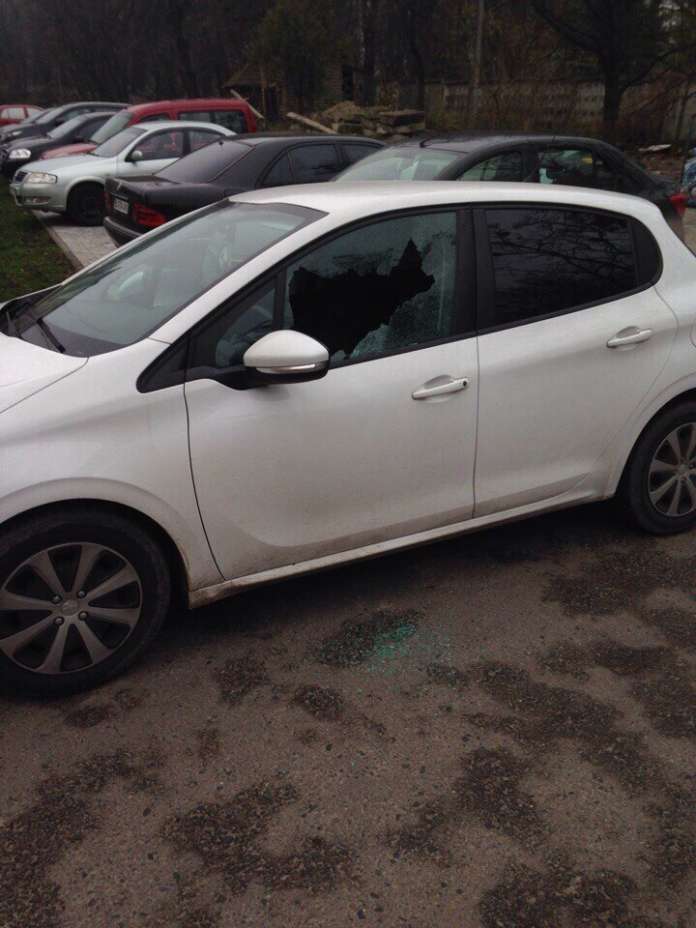 У Львові невідомі познущалися одразу над кількома автомобілями (Фото) У Львові невідомі познущалися одразу над кількома автомобілями (Фото)