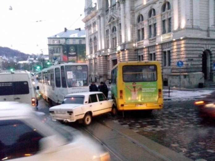 У центрі Львова маршрутка зіткнулась з легковиком (Фото) У центрі Львова маршрутка зіткнулась з легковиком (Фото)
