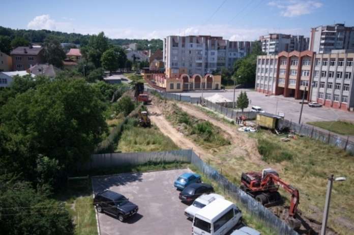 Передача ділянки під скандальне будівництво на розі вулиць Варшавської-Соснової — незаконна Передача ділянки під скандальне будівництво на розі вулиць Варшавської-Соснової — незаконна