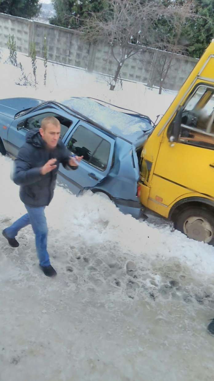 У Львові маршрутка в’їхала у легковик У Львові маршрутка в’їхала у легковик