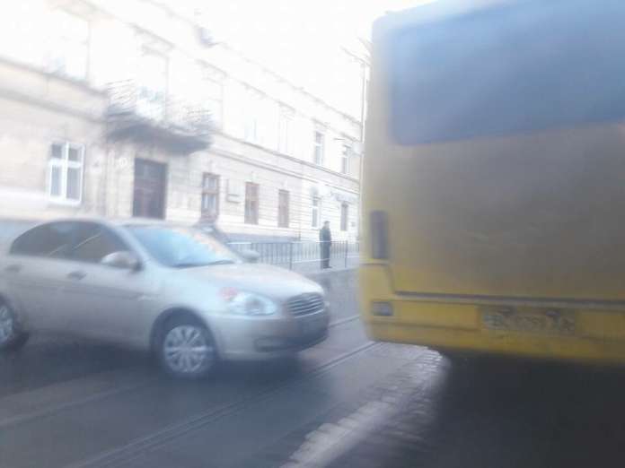 У Львові маршрутка потрапила в ДТП, рух ускладнено (Фото) У Львові маршрутка потрапила в ДТП, рух ускладнено (Фото)