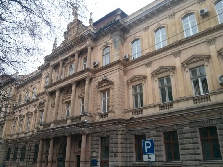 Вул. Січових Стрільців, 3. Тут вивели з комунальної власності приміщення площею 157,9 кв.м
