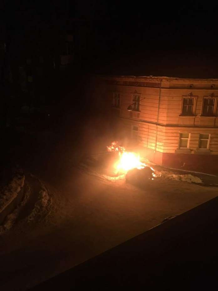 Вночі у Львові спалахнув автомобіль (фото) Вночі у Львові спалахнув автомобіль (фото)