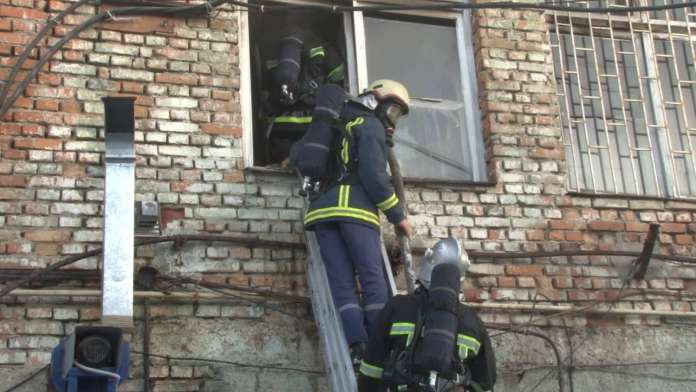 У Львові вогнеборці ліквідували пожежу в художній майстерні (Фото) У Львові вогнеборці ліквідували пожежу в художній майстерні (Фото)