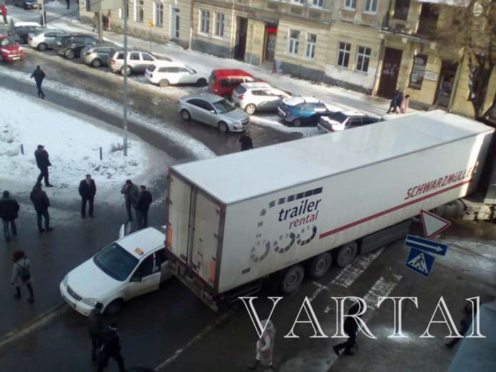 У Львові фура перекрила рух (фото) У Львові фура перекрила рух (фото)