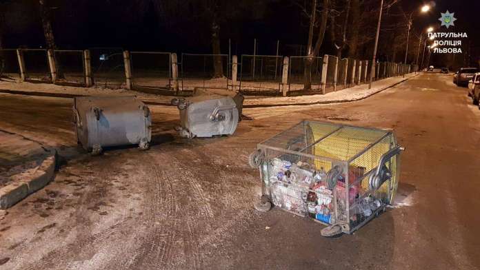 У Львові патрульні змусили хуліганів поставити на місце смітники, які вони розкинули (Фото) У Львові патрульні змусили хуліганів поставити на місце смітники, які вони розкинули (Фото)