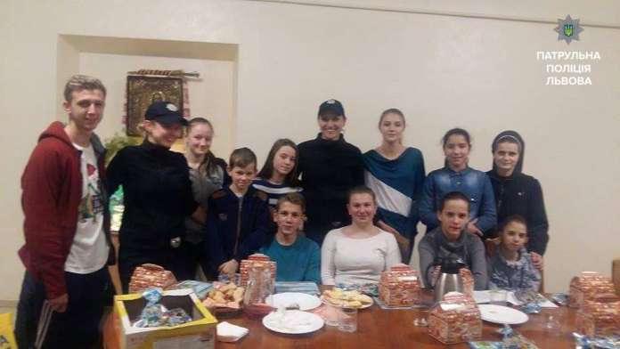 Львівські патрульні завітали з подарунками до дитячого будинку (Фото) Львівські патрульні завітали з подарунками до дитячого будинку (Фото)