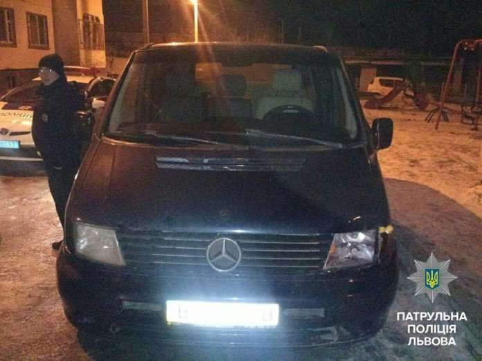 В автомобілі, який збив у Львові жінку, застряг кіндер-сюрприз, який несла потерпіла В автомобілі, який збив у Львові жінку, застряг кіндер-сюрприз, який несла потерпіла