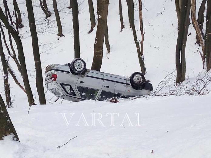 На вулиці Пасічній у Львові знайшли перекинутий автомобіль (фото) На вулиці Пасічній у Львові знайшли перекинутий автомобіль (фото)