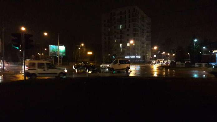 Чергова аварія сталась у Львові на перехресті двох вулиць Чергова аварія сталась у Львові на перехресті двох вулиць