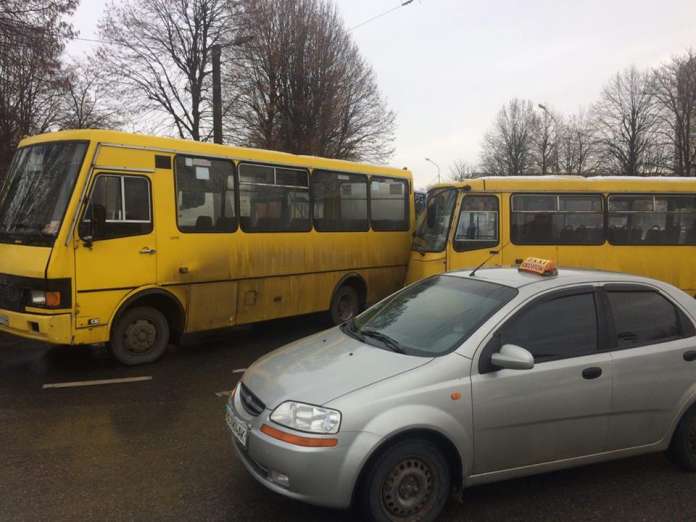 32 ДТП на Львівщині сталися майже одночасно (фото) 32 ДТП на Львівщині сталися майже одночасно (фото)
