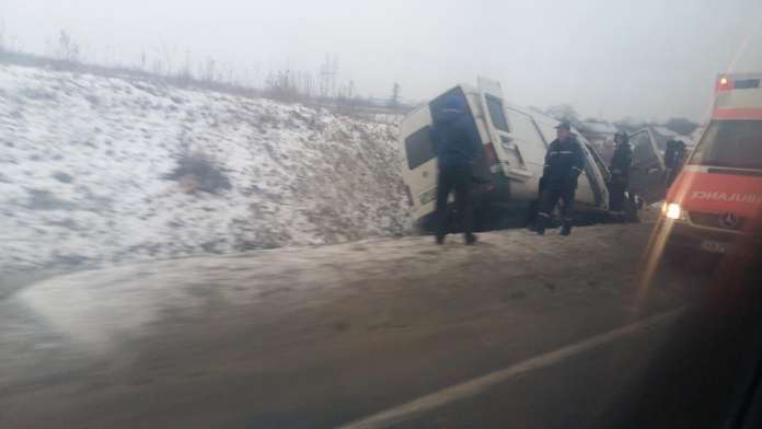 На Стрийській трасі мікроавтобус злетів з дороги На Стрийській трасі мікроавтобус злетів з дороги