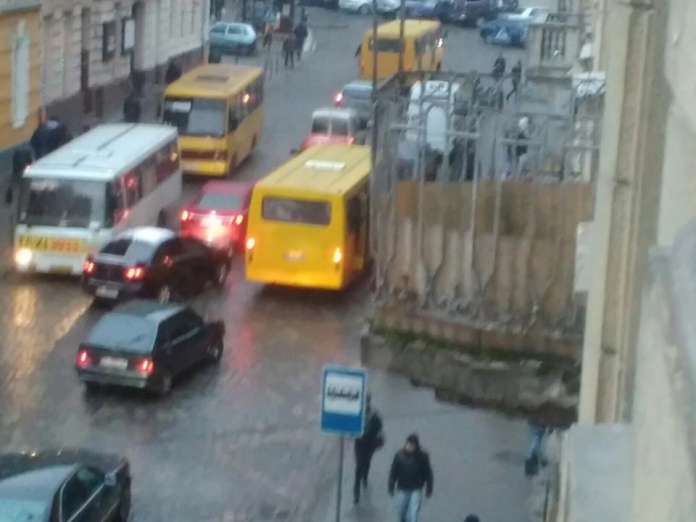 Водій маршрутки збив стовп і втік (фото) Водій маршрутки збив стовп і втік (фото)