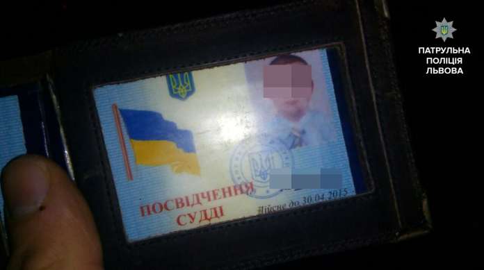 П’яний суддя заснув за кермом на світлофорі (Фото, відео) П’яний суддя заснув за кермом на світлофорі (Фото, відео)