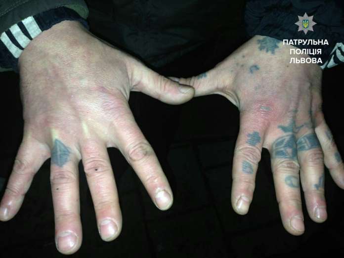 У Львові двоє чоловіків побили та пограбували перехожого (Фото) У Львові двоє чоловіків побили та пограбували перехожого (Фото)