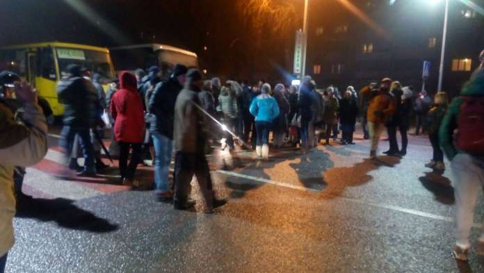 На вулиці Шевченка мешканці Львова перекрили дорогу через сміття біля Рясного (Фото) На вулиці Шевченка мешканці Львова перекрили дорогу через сміття біля Рясного (Фото)