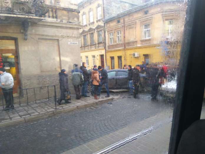 У Львові машина в’їхала в будинок (фото, відео) У Львові машина в’їхала в будинок (фото, відео)