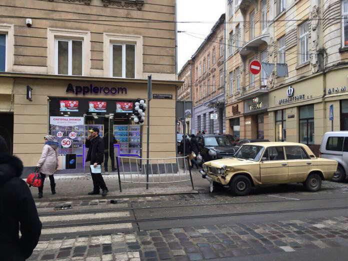 Через зіткнення у центрі Львова не їздили трамваї (фото) Через зіткнення у центрі Львова не їздили трамваї (фото)