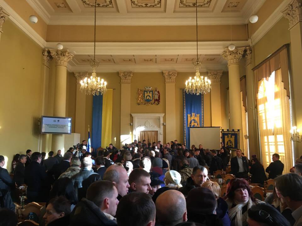 У Львівській міській раді відбулися сутички активістів з муніципалами, мер кудись зник