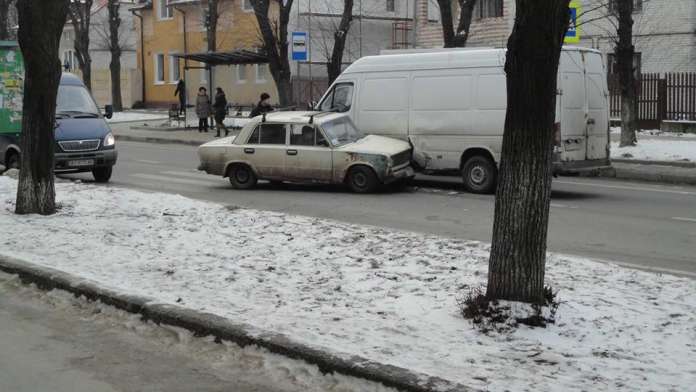 Водія автомобіля занесло на дорозі: утворюється тягучка (фото) Водія автомобіля занесло на дорозі: утворюється тягучка (фото)
