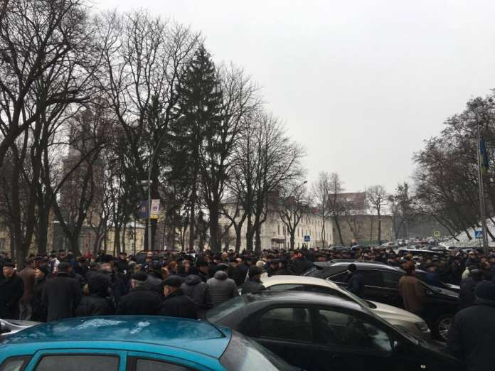 Львів’яни перекрили дорогу під стінами ОДА (фото) Львів’яни перекрили дорогу під стінами ОДА (фото)