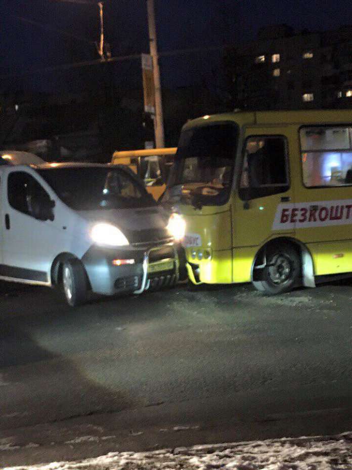 ДТП у Львові: маршрутка зіткнулась з бусом (Фото) ДТП у Львові: маршрутка зіткнулась з бусом (Фото)