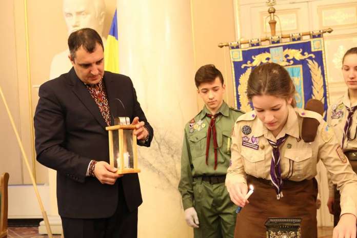 Пластуни принесли на сесію Львівської облради Вифлеємський вогонь Пластуни принесли на сесію Львівської облради Вифлеємський вогонь