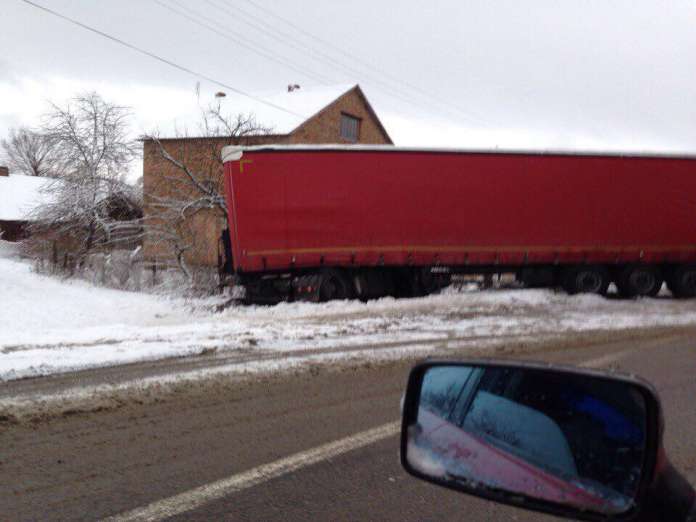 На Львівщині фура знесла паркан та ледь не в’їхала на подвір’я (фото) На Львівщині фура знесла паркан та ледь не в’їхала на подвір’я (фото)