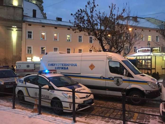 Шантажист знову «замінував» два торгових центри у Львові (Фото) Шантажист знову «замінував» два торгових центри у Львові (Фото)