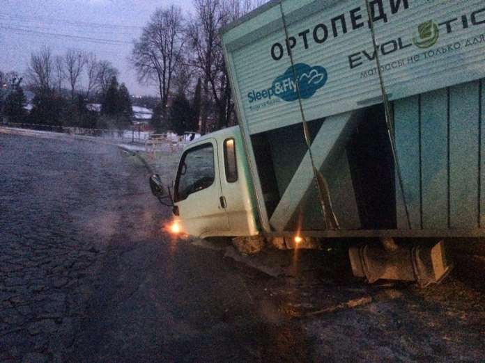 На Богданівській вантажівка провалилася під асфальт (Фото) На Богданівській вантажівка провалилася під асфальт (Фото)